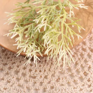 Detalle de rama de hoja de planta verde artificial, follaje en miniatura para accesorios de foto.
