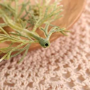Detalle de hoja de planta artificial primer plano, rama verde falsa para fondo artesanal