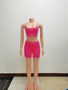 Set due pezzi crop top e pantaloncini rosa fucsia, outfit casual estivo alla moda.