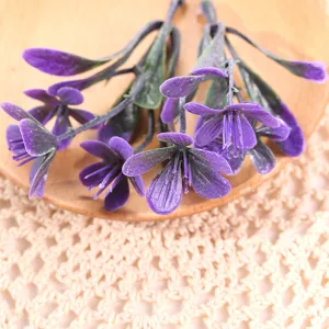 Primer plano de flores moradas artificiales, ideal para arreglos florales y decoración.