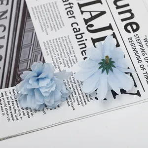 Blau künstlich Pflaumenblüte Blumenkopf Detail für Hochzeitsdeko und DIY Heimdekoration.