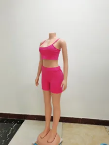 Completo estivo con top corto e pantaloncini rosa, outfit casual e aderente da donna.