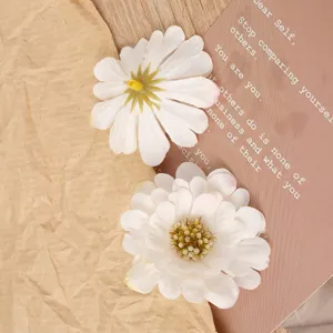 Artificial white daisy flower heads detail, perfect for DIY crafts, hair accessories and decor.