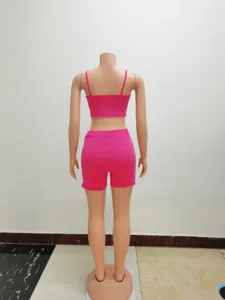 Dettagli della vista posteriore del crop top rosa e pantaloncini da biker, stile estivo.