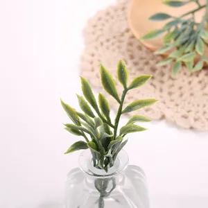 Detalle de hoja de planta verde artificial para decoración de bodas y accesorios