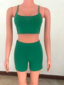 Vista dettagliata del crop top verde vivace e del set di pantaloncini coordinati per l'estate.