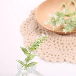 Detallado primer plano de hojas de pequeñas plantas verdes artificiales para decoración.