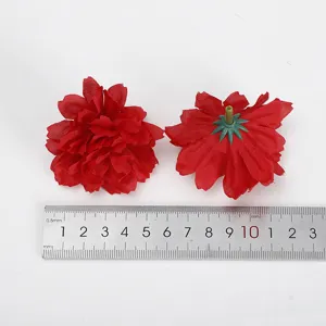 Detailansicht roter künstlicher Pflaumenblütenköpfe mit Textur und Lineal zur Grössenanzeige.