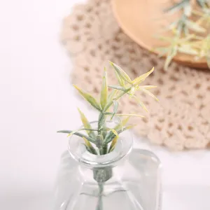 Rama de hoja de planta verde artificial con florero de vidrio para accesorios de fotografía de detalles