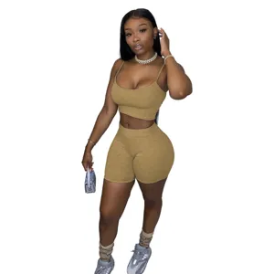 Set casual estivo da donna composto da crop top kaki e pantaloncini da biker alla moda.