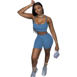 Set blu con crop top e pantaloncini da biker, ideale per la moda estiva e il tempo libero.
