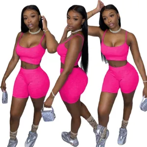 Completo due pezzi crop top e pantaloncini da ciclista rosa vivo donna abbigliamento.
