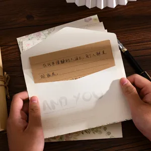 Set de papelería floral vintage con sobre y tarjeta de felicitación para escribir notas.