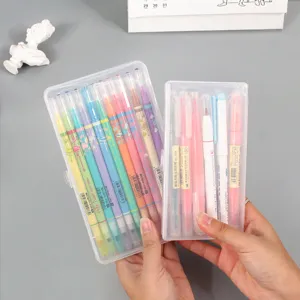 Scatola di immagazzinaggio in plastica trasparente con set di evidenziatori colorati.