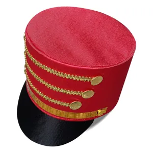 Detalle sombrero guardia rojo, accesorio disfraz cascanueces, vista sombrero galón dorado decorativo.