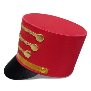 Detalle en primer plano del sombrero de banda roja con trenzas doradas y visera clásica.