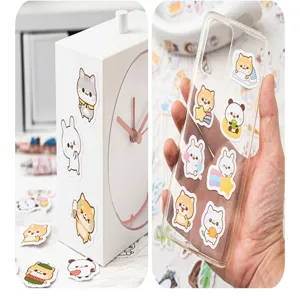 Vue détaillée de cute autocollants d'animaux mignons sur coque de téléphone et horloge.