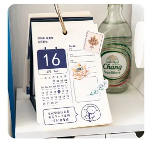 Vue détaillée du calendrier de bureau, design année du dragon 2024 avec planificateur.