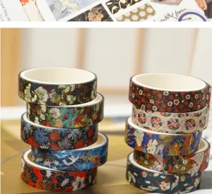 Λεπτομερής όψη από στοίβες vintage φλοράλ washi tape, ιδανική για χειροτεχνίες και ημερολόγια.