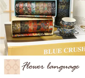 Λεπτομερής προβολή από vintage floral washi tape ρολά σε κομψά κουτιά δώρου για ημερολόγιο.