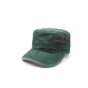 Groene, verwassen vintage cadet pet met stoere borduurdetails voor casual streetwear outfits.