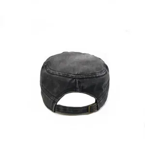 Vintage gewassen katoenen cadet pet, platte militaire hoed met verstelbare band achter.