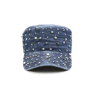 Spijkerstof cadet pet met studs, punk stijl platte top militaire hoed detailweergave.