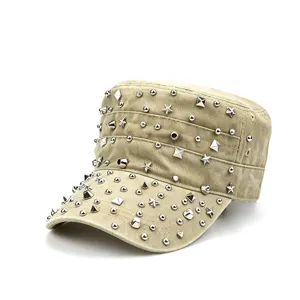 Khaki platte militaire pet in punkstijl met zilveren metalen klinknagels en sterren voor mode.