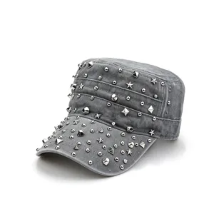 Grijs denim militaire pet detail met gestudserde metalen piramides en punksterren.