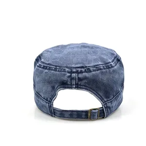 Vue arrière détail de la casquette plate en jean bleu délavé avec sangle et boucle réglable.