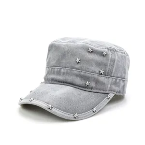 Gros plan sur la casquette cadet grise lavée avec des rivets étoiles argentées, style plat.