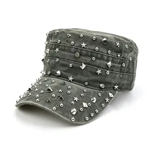 Punk stijl gewassen denim militaire pet met metalen klinknagels en sterren voor mode