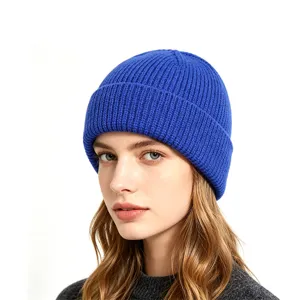 Gros plan bonnet en tricot bleu, détail bonnet laine hiver chaud doux texture côtelée fine.
