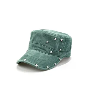 Casquette militaire verte vintage avec clous d'étoiles argentés. Parfait pour le style.