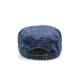 Achterdetail van donkerblauwe gewassen denim platte pet met verstelbare gesp en klinknagels.