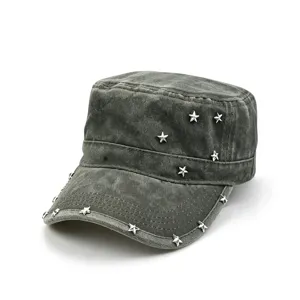 Casquette militaire plate grise usée avec des clous en étoile métalliques pour style urbain.