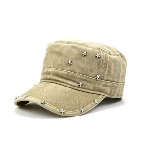 Vue détaillée de la casquette plate en coton lavé kaki avec des étoiles argentées.