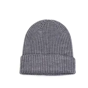 Détail gros plan bonnet maille côtelée gris, texture douce et chaude automne hiver