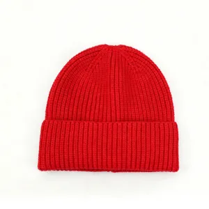 Bonnet en tricot rouge d'hiver, bonnet chaud uni à côtes pour hommes et femmes en plein air.