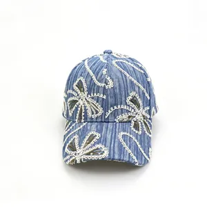 Jeans Baseball Cap mit filigraner weißer Spitzen- und Pailletten-Stickerei, Detailansicht.