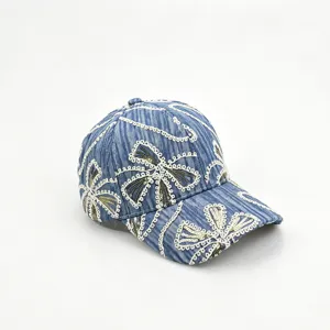 Blaue Jeans Baseballcap mit weißer Spitze Pailletten Schleife, stylische modische Mütze.