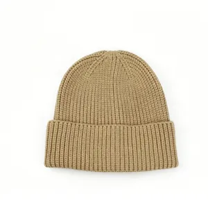 Vue détaillée du bonnet en tricot uni d'hiver chaud, tissu doux et coupe confortable.