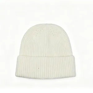 Gros plan sur la texture du bonnet en tricot blanc doux, montrant un beau design côtelé.