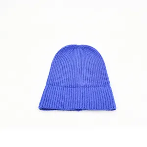 Vue détaillée d'un bonnet en tricot bleu élégant avec une texture côtelée fine et un design chaud.