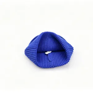 Bonnet en tricot côtelé bleu, vue détaillée de l'intérieur du bonnet chaud d'hiver.