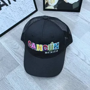 Casquette trucker en mesh respirant avec broderie Cancun Mexique colorée et visière courbée.