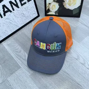 Gros plan de la casquette trucker grise et orange avec broderie Cancun Mexique.