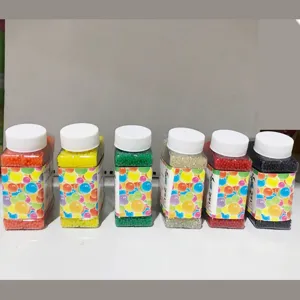 Nahaufnahme von bunten, wasserabsorbierenden Kristall-Gel-Perlen in klaren Plastikflaschen.