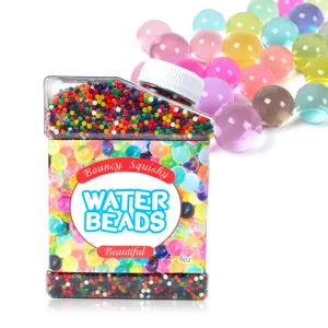 Bunte Wasserperlen Nahaufnahme Detail, transparente Flasche mit wachsenden Gelkugeln.