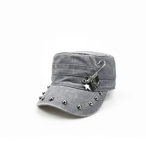 Casquette militaire grise style punk avec rivets en metal et accessoires epingle a nourrice.